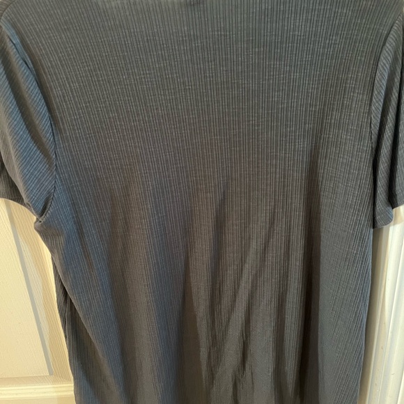 Old Navy size medium gray T-shirt - Picture 2 of 2